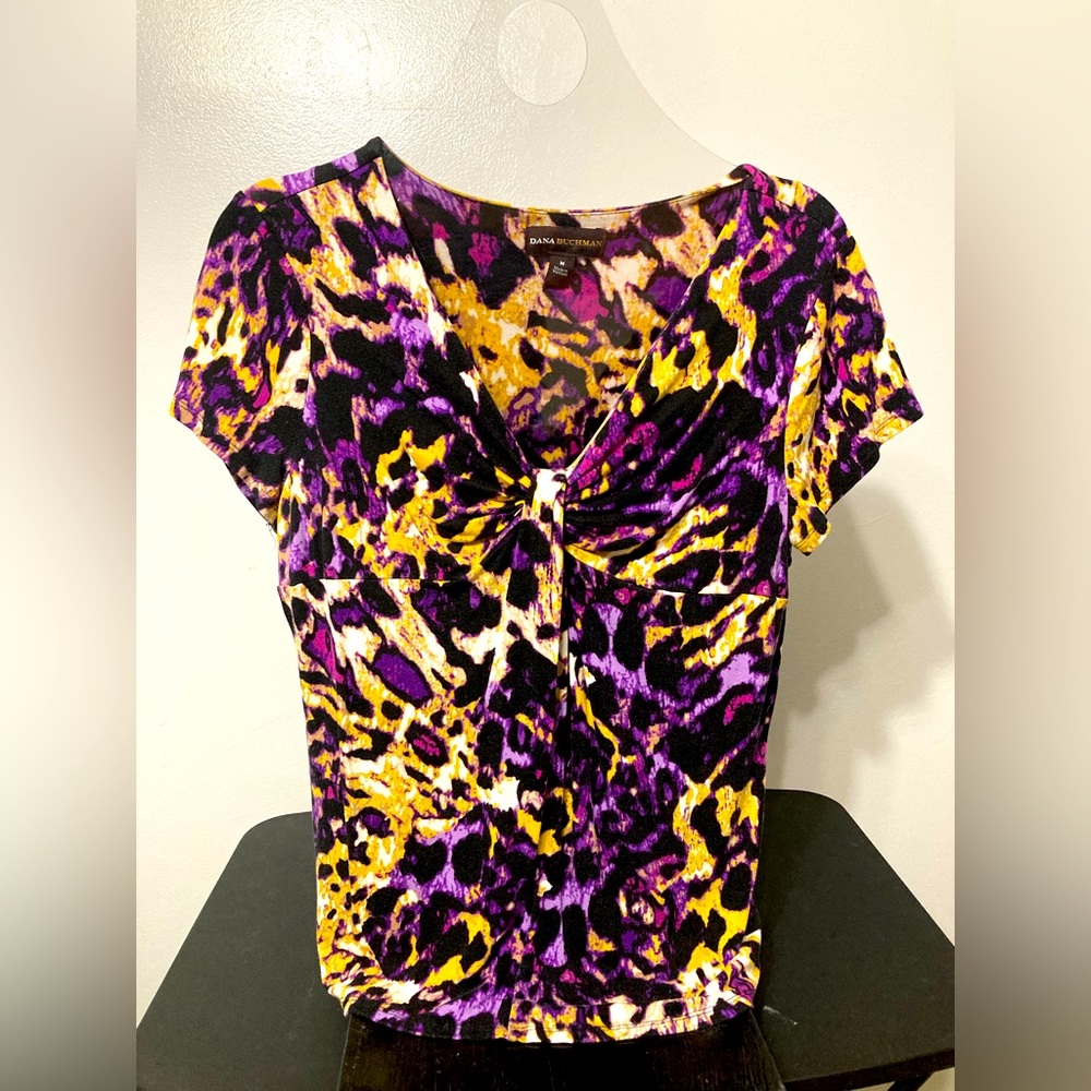Dana Buchanan short sleeve Vee neckline animal print pop over top size M